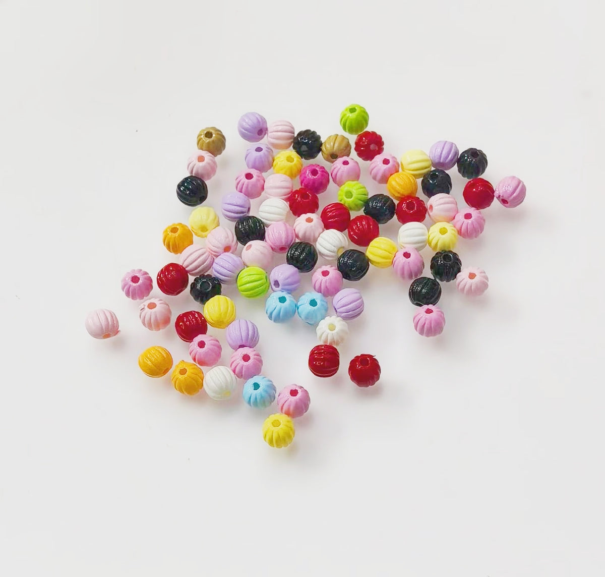 Painted-through holes, suspended holes, acrylic bead strings and beads, straight holes, interlocking beads, DIY handmade accessory materials.