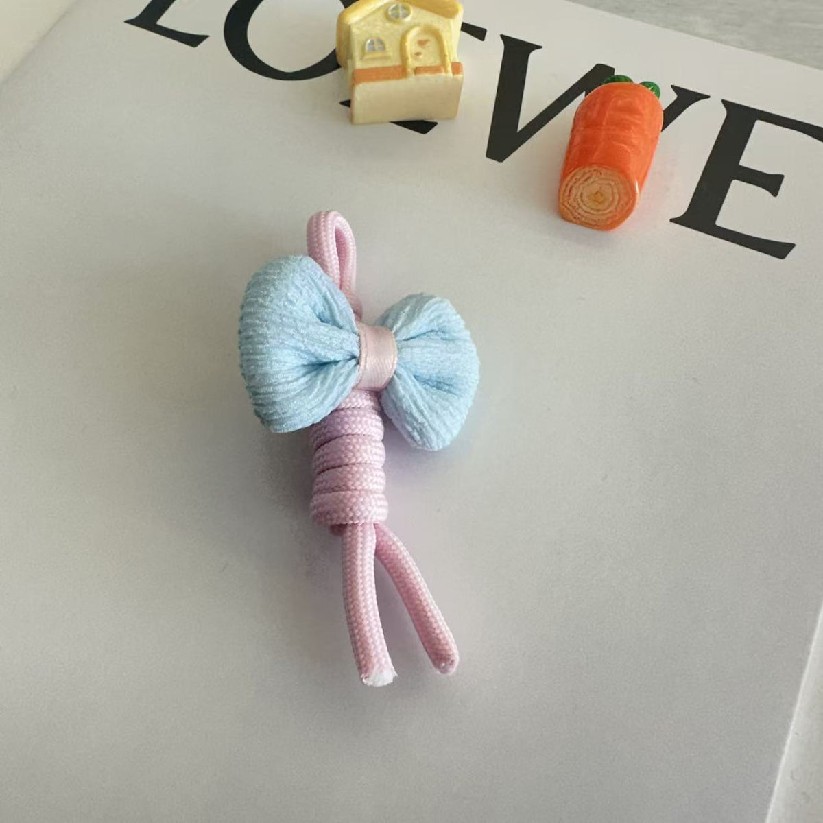 Colorful DIY handmade mobile phone hanger with bow-shaped bag accessory